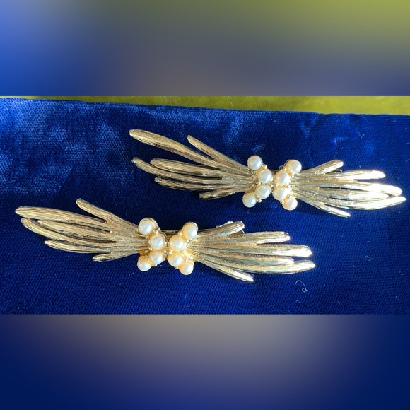 Vintage Pair of Gold Tone Hair Clips - Picture 1 of 2